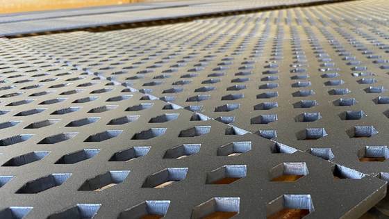 氷と雪を除去する切断刃