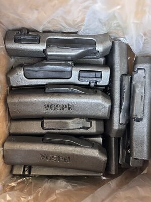 掘削機のスペアパーツ バケットの歯のアクセサリー アダプター ロック ピン V69PN